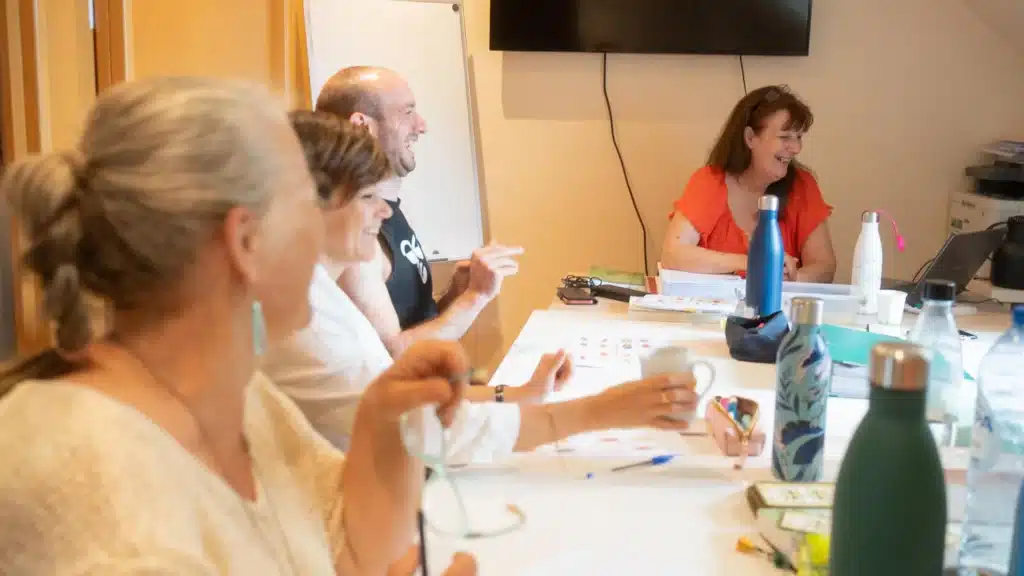 Isabelle Collin donne un cours de naturopathie à des élèves d'Eki Santé à Malmedy